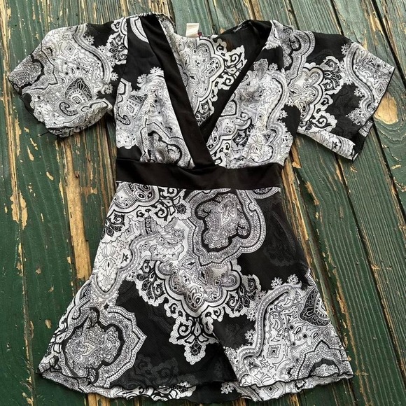 Tops - Black & white paisley print babydoll top with V-neckline and short sleeves